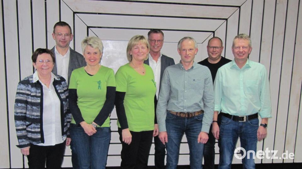 Langjährige verdiente Sportfunktionäre werden ausgezeichnet (vorn, von links): Zweite Bürgermeisterin Bärbel Birner, Ulrike Bernt, Anita Zirnig, Klaus Reichl und Martin Rumpler (alle Hüttenschützen Massenricht); Hinten (von links): Dritter Bürgermeister Hermann Gebhard, Erster Bürgermeister Hermann Falk und Tobias Heidl (Schützengesellschaft Edelweiß). Bild: fg
