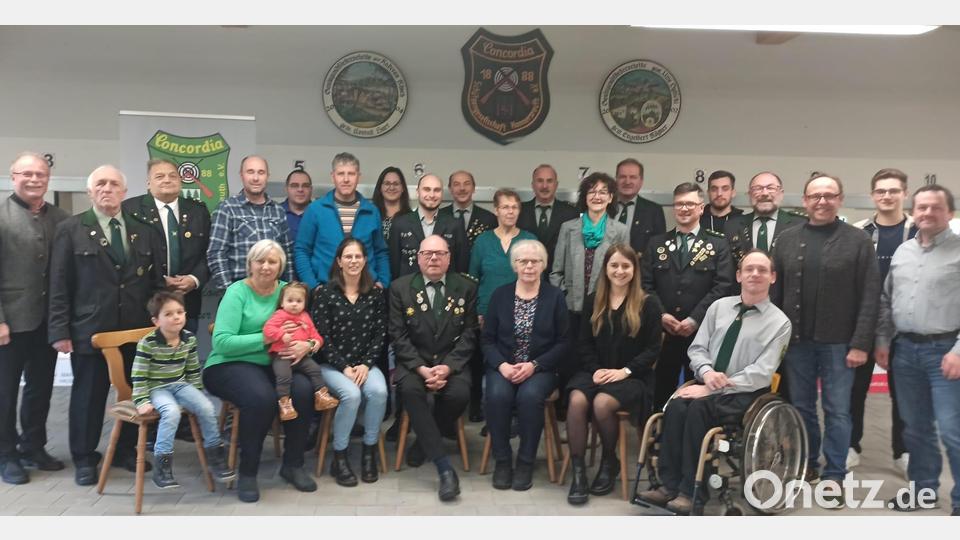 Die neu gewählte Vorstandsriege um Vorsitzenden Martin Dietz (sitzend, Mitte) zusammen mit Bürgermeister Max Bindl (links). Bild: Martin Dietz/Schützenverein/exb