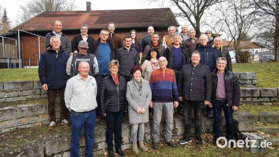 Der neue Vorstand mit Vorsitzenden Josef Frischmann (links) und dem neuen Vize Peter Kirner (Zweiter von rechts) im Beisein von Bürgermeister Reiner Gäbl (rechts). Bild: gz