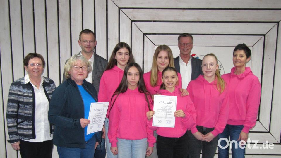 Die Stadt Hirschau kürt ihre Sportler des Jahres (von links): Zweite Bürgermeisterin Bärbel Birner, Sportlerin des Jahres Käthe Peteratzinger, Dritter Bürgermeister Hermann Gebhard, die Mannschaft des Jahres der Leistungsturnerinnen des TuS Hirschau mit Trainerin Simone Neef (rechts) und Bürgermeister Hermann Falk (hinten rechts). Bild: fg
