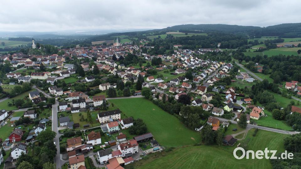 Die Freifläche (Bildmitte) wird das Baugebiet &quot;Am Forsthaus&quot;. Das Bauleitverfahren wird fortgeführt. Bild: bey