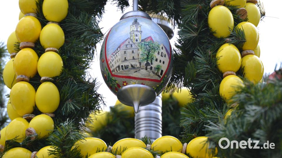 Rund 2800 Eier schmücken jedes Jahr den Osterbrunnen in Weiden. Bekannte Weidener Motive sind auf den vier Straußeneiern in der Krone zu sehen, hier die Kirche St. Michael. Archivbild: hcz