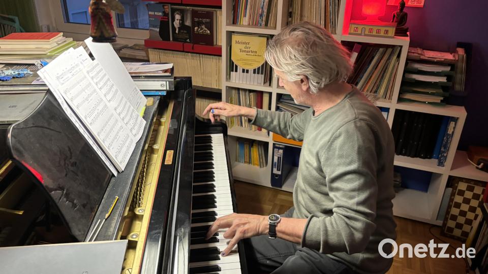 An seinem Flügel spielt Franz-Xaver Reinprecht die Arrangements ein, singt die einzelnen Stimmen, nimmt sie auf und stellt sie den Chorsänger per Homepage zum Üben zur Verfügung - das spart Zeit bei der Probe. Bild: ge