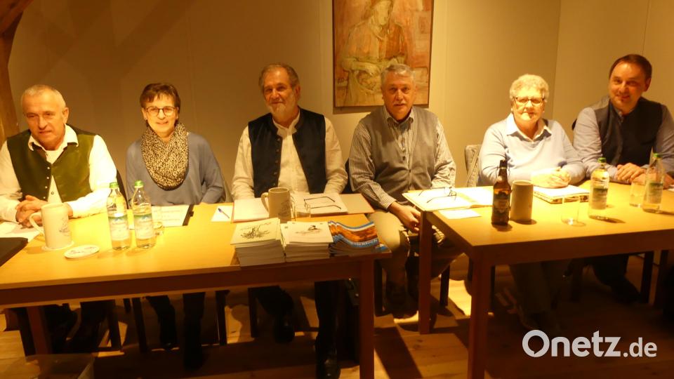 Markus Keßler, Christa Haubner, Helmut Erndt, Günter Weber, Gertraud Mois und Wolfgang Leo Bäumler (von rechts) begeistern mit ihren Mundartschmankerln. Bild: rn