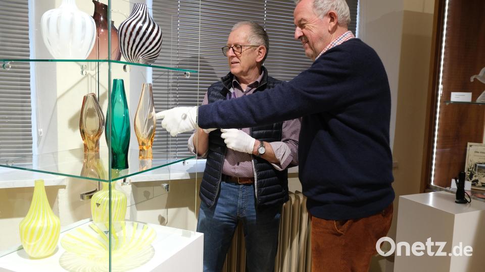 Udo Dönch (rechts) und Benno Krottenthaler bei der Vorbereitung der Sonderausstellung. Bild: Barbara Habel/exb