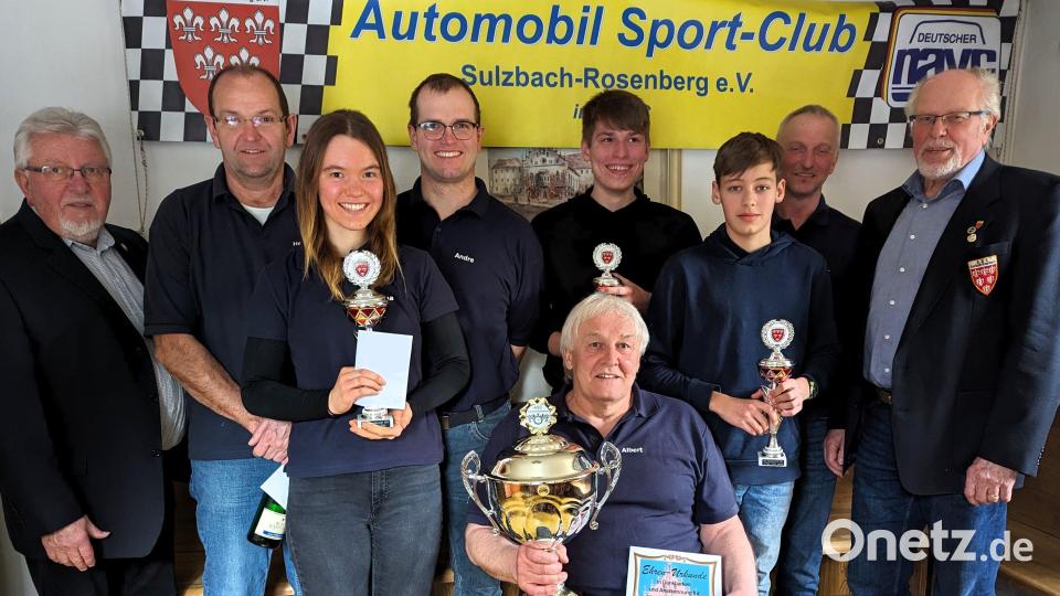 Die Clubmeister: (von links) Vorsitzender Hans Bohmann, Helmut Dotzler, Alina Maier, Andre Maier, Albert Greß, Jannik Bohmann, Jakob Peter, Werner Söhnlein, Sportleiter Manfred Scharnagel. Bild: Bohmann/exb