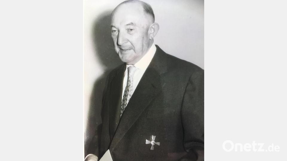 Otto Fischer erhielt 1959 das Bundesverdienstkreuz 1. Klasse für die großen Verdienste um die Glashütte und die Eingliederung der Sudetendeutschen. Archivbild: Udo Dönch/exb