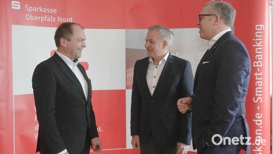 Landrat und Verwaltungsratsvorsitzender Roland Grillmeier (Mitte), Vorstandsvorsitzender Hans-Jörg Schön (links) und Vorstandsmitglied Jens Michael Heine erläutern die Ergebnisse des letzten Geschäftsjahres der Sparkasse Oberpfalz Nord. Bild: Gabi Schönberger