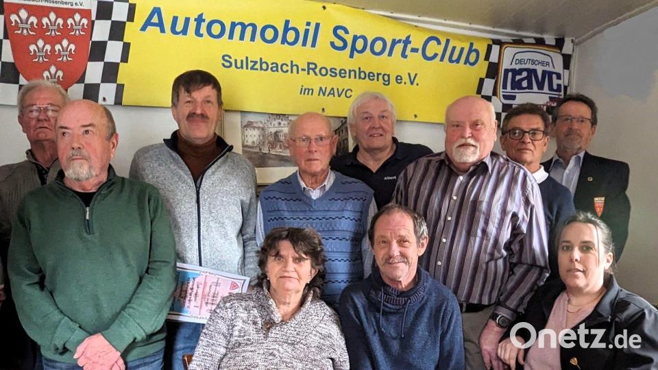 Geehrt für langjährige Mitgliedschaft: hinten, von links Adolf Kagermeier, Günter Gebhard, Walter Franz, Hans Maier, Albert Greß, Reinhold Dütsch, Helmut Elefant, Jürgen Hänisch; vorne: Gudrun und Ralf Jeske, Daniela Hänisch. Bild: Bohmann/exb