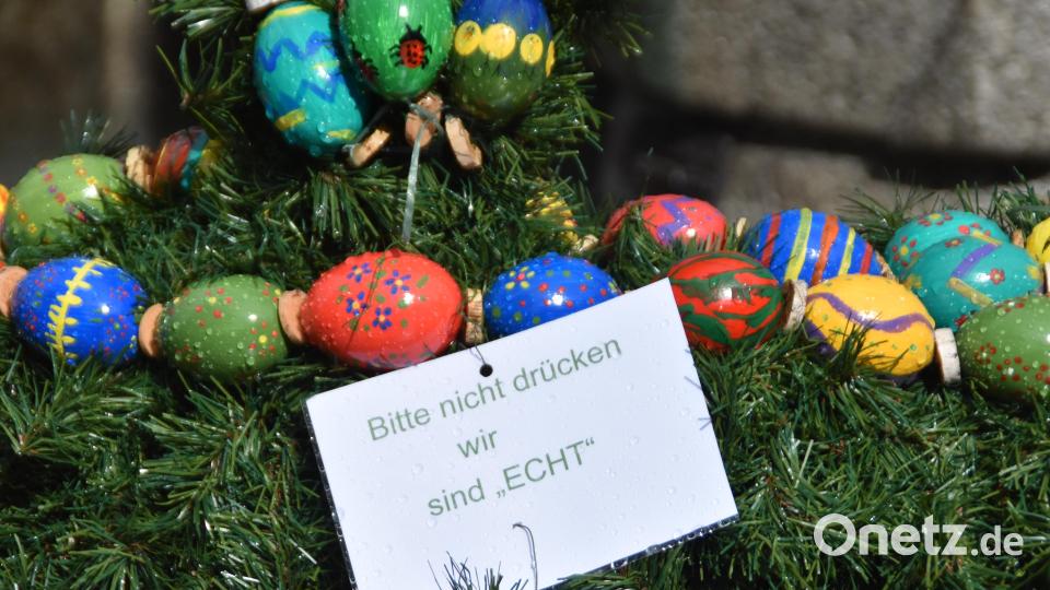 Im vergangenen Jahr versuchte es der Heimatring mit Hinweisen: "Bitte nicht drücken!" Trotzdem gingen viele Eier am Osterbrunnen zu Bruch. Archivbild: hcz