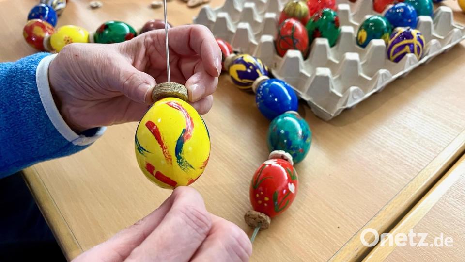 Zwischen die Hühnereier werden Korkstücke gefädelt. So stoßen die Eier nicht aneinander. Bild: Gabi Schönberger
