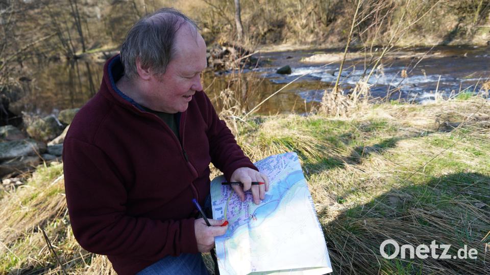 Die entsprechenden Stellen zeichnet Manfred Schindler in seinen Karten ein. Bild: kaz