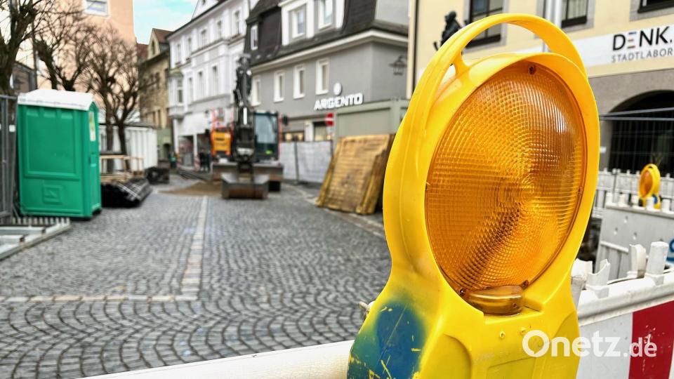 Warnbaken weisen am Eingang der Fußgängerzone auf die Baustelle hin. Bild: Gabi Schönberger