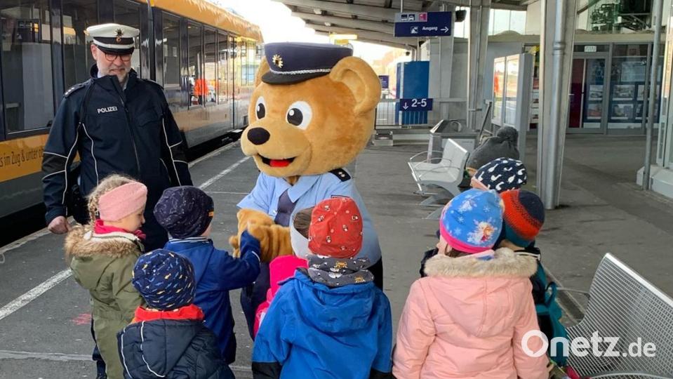 &quot;Toni&quot;, das Maskottchen der Bundespolizei begrüßt die Kindergartenkinder am Weidener Bahnhof Bild: Bundespolizei/exb