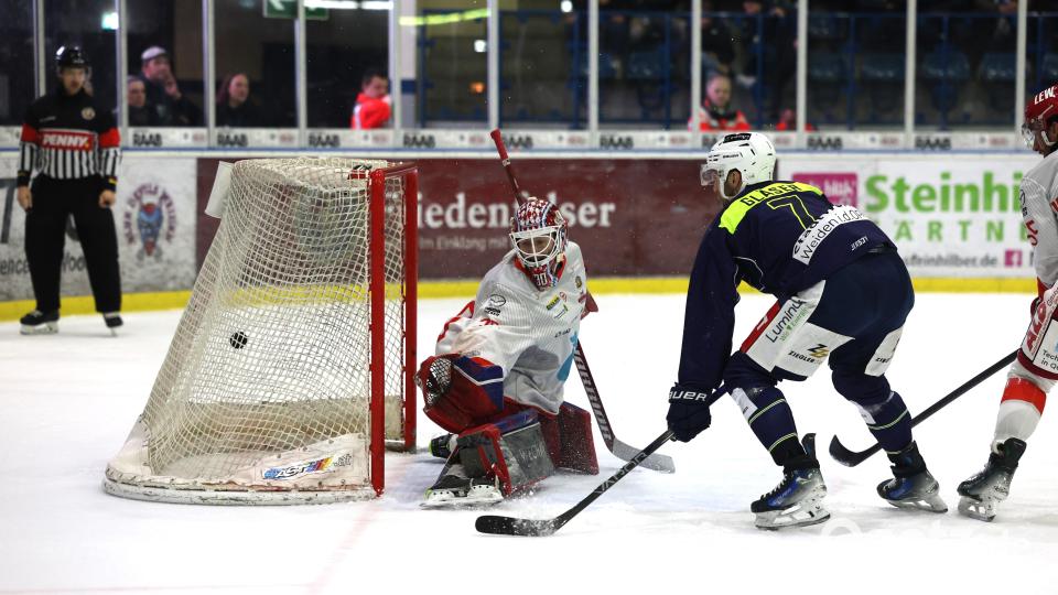 Luca Gläser macht das halbe Dutzend voll und trifft zum 6:1. Bild: Neubert