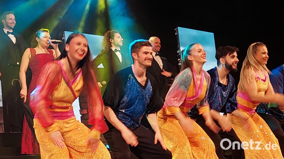 Die Sänger und Tänzer liefern gesanglich und choreografisch eine begeisternde Show ab und erfreuen damit in Neunburg vorm Wald etwa 400 Musical-Liebhaber. Bild: jua