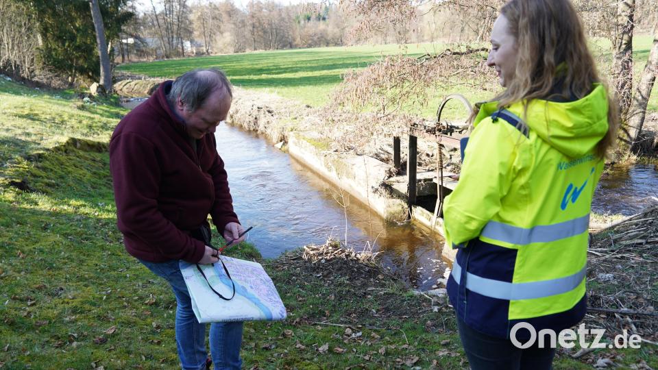 Welche Flächen könnten im Falle eines Hochwasser überschwemmt werden? Dieser Frage gehen Bauingenieur Manfred Schindler und Amelie Gleißner vom Wasserwirtschaftsamt Weiden nach. Bild: kaz
