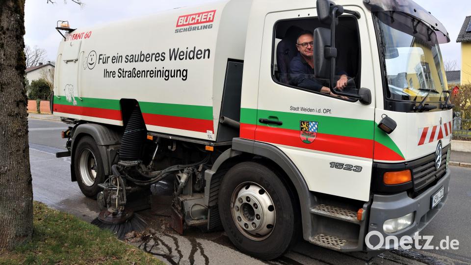 Ab sofort sind wieder vermehrt Mitarbeiter des städtischen Bauhofs in Weiden unterwegs. Mit Kehrmaschinen reinigen sie Straßen und Wege vom Schmutz des Winters. Bild: Pressestelle Stadt Weiden