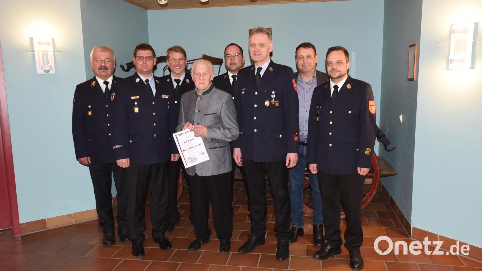 Für eine bei der Feuerwehr Schnaittenbach noch nie dagewesene Anzahl von 80 Jahren Mitgliedschaft wird Alfons Leißl (mit Urkunde) geehrt. Ihm gratulieren (von links): Ehrenkreisbrandrat Fredi Weiß, die Kommandanten Michael Werner und Stefan Reindl, Kreisbrandmeister Marco Weiß, stellvertretender Vorsitzender Markus Nagler, Zweiter Bürgermeister Uwe Bergmann und Kreisbrandinspektor Michael Iberer. Bild: wfw