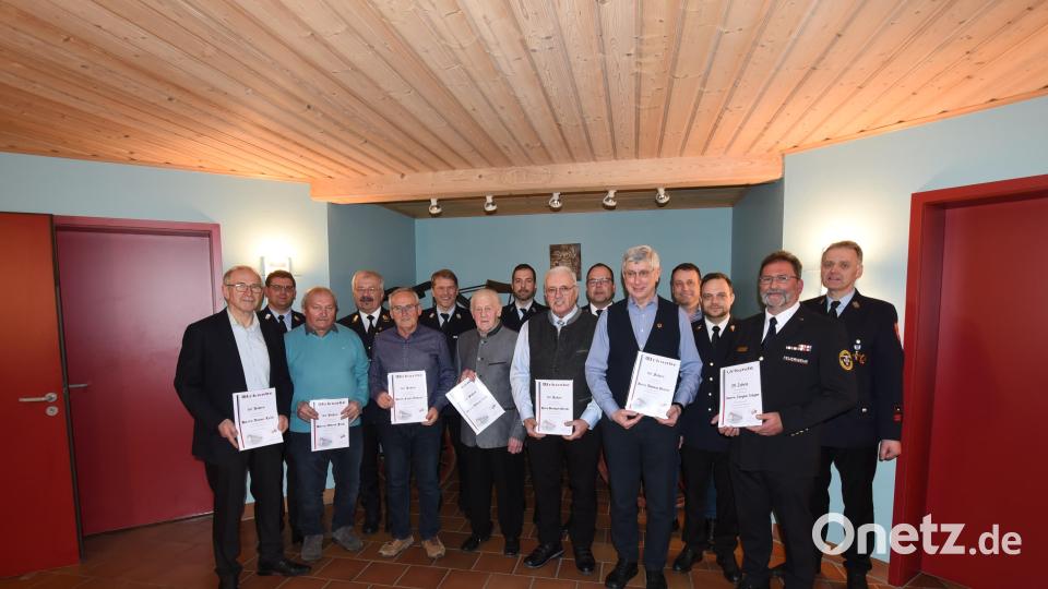 Die Feuerwehr Schnaittenbach ehrt langjährige Mitglieder (vorn, von links): Anton Leitl, Alfred Jack, Franz Enderer, Alfons Leißl (80 Jahre Treue), Bernhard Gericke, Thomas Dickert und Jürgen Sieger von der befreundeten Feuerwehr Haintchen/Hessen. Die Führungskräfte gratulieren. Bild: wfw