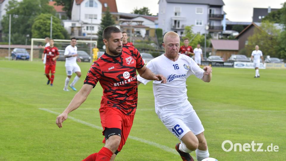 Fabian Vater (rechts) vom FV Vilseck und seine Teamkollegen starten gegen den FC Rieden in die rest-Rückrunde der Bezirksliga Nord. Archivbild: Hubert Ziegler