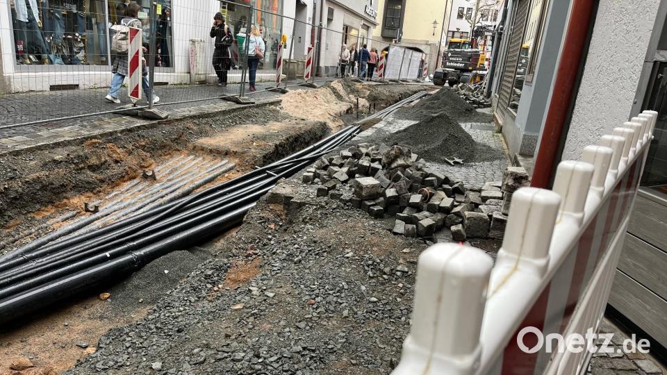 Die Bauarbeiten vor dem Oberen Tor sind in vollem Gang. Fußgänger können passieren, aber es wird eng. Bild: Gabi Schönberger