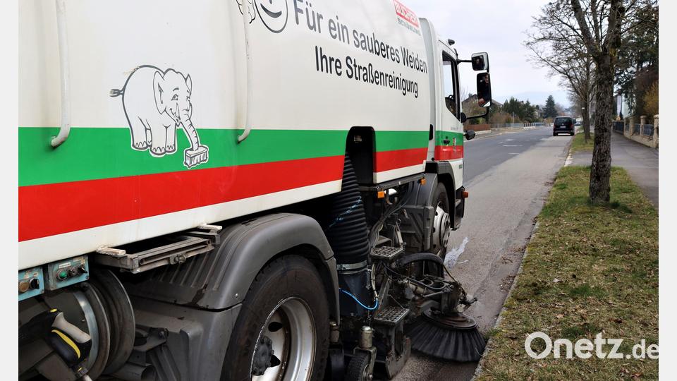 Ab sofort sind wieder vermehrt Mitarbeiter des städtischen Bauhofs in Weiden unterwegs. Mit Kehrmaschinen reinigen sie Straßen und Wege vom Schmutz des Winters. Bild: Pressestelle Stadt Weiden