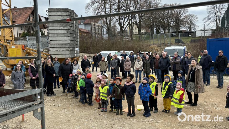 Kinder und Gemeinderat, am Bau beteiligte Firmen und Träger beim Richtfest Bild: e