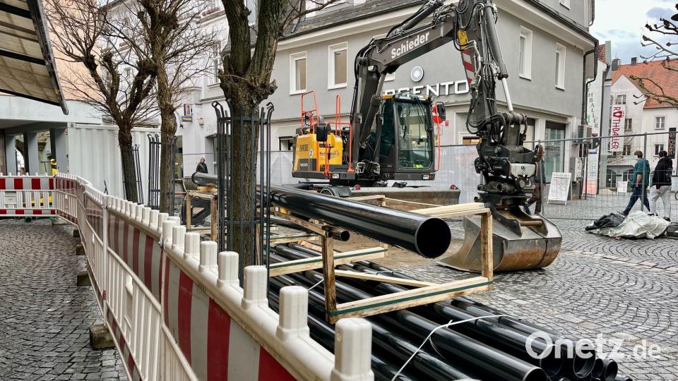 Die Rohre für die Kanalarbeiten liegen schon bereit. Bild: Gabi Schönberger
