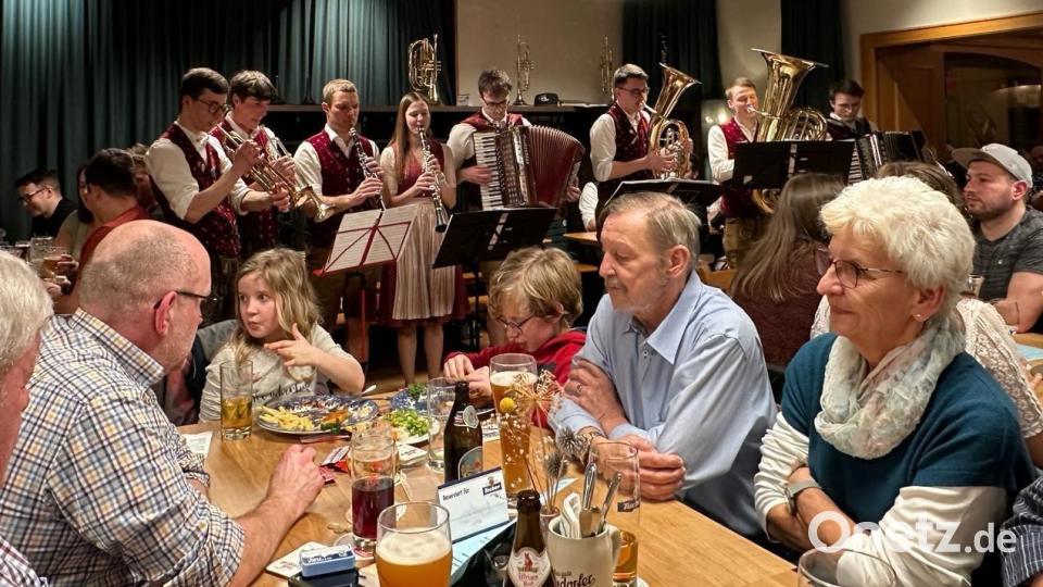 "In oiner Dur" bei einer Musikrunde. Bild: Anette Pürner/exb