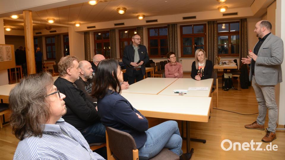 Vincent Fleischmann (rechts), Architekturbüro Dömges, hört sich für seinen Aufgabenbereich die Einschätzungen und Meinungen der Waidhauser Bürger an. Bild: bey