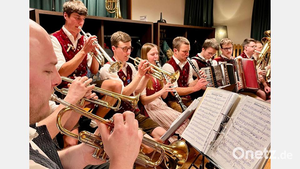 "In oiner Dur" und der Bassist der Alfelder Musikanten. Bild: Anette Pürner/exb