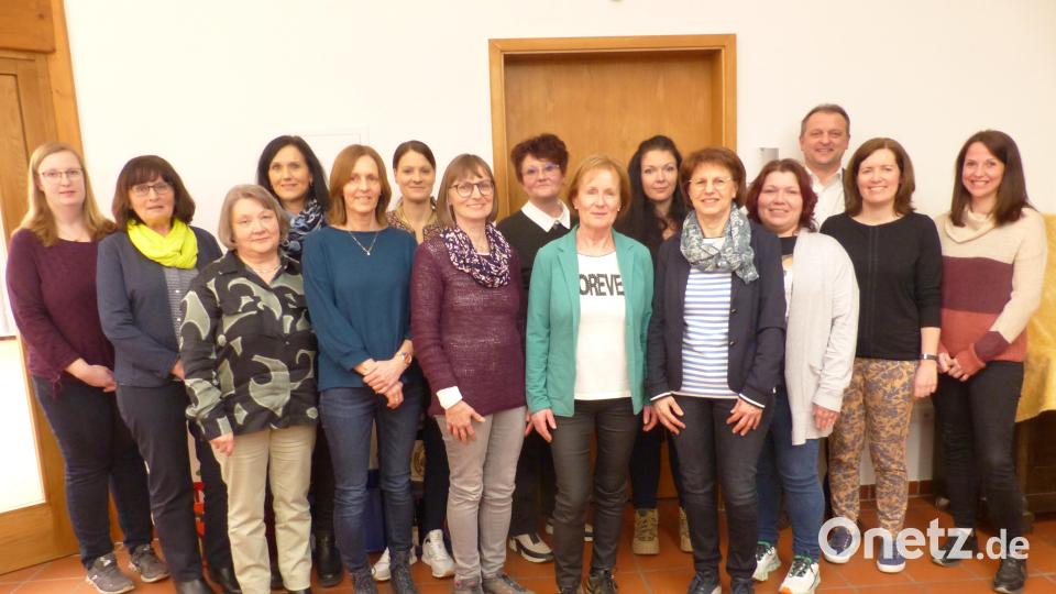 Die Doppelspitze Marga Schieder-Beierl und Manuela Weißenburger (vorne, Dritte und Vierte von rechts) mit der Vorstandschaft und den Übungsleiterinnen sowie Bürgermeister Anton Kappl Bild: sl
