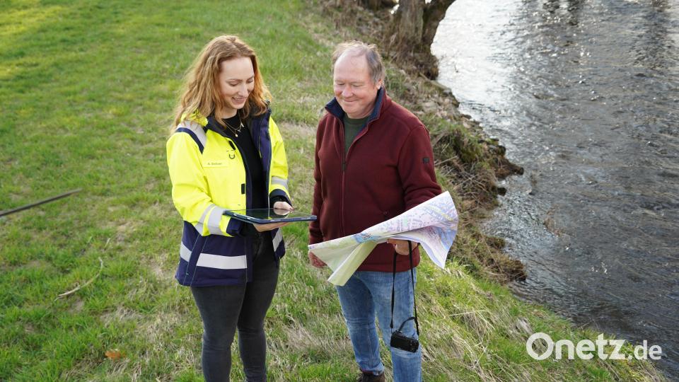 Welche Flächen könnten im Falle eines Hochwasser betroffen sein? Dieser Frage gehen Bauingenieur Manfred Schindler und Amelie Gleißner vom Wasserwirtschaftsamt Weiden nach. Bild: kaz