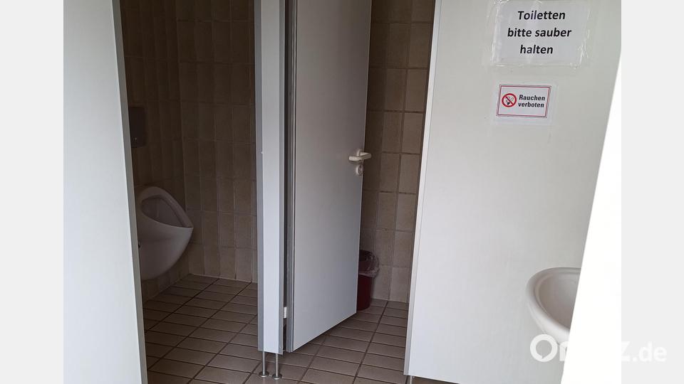 Noch ist nach dem erneuten Vandalismus der Zugang zu den öffentlichen WCs im Schönseer Rathaus offen, doch wie lange noch? Bild: Stadt Schönsee/exb
