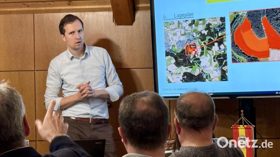 Der Enmag-Geschäftsführer Maximilian Burger stellt im Gemeinderat die Pläne für den „Solarpark Gügel“ vor. Bild: Eichl