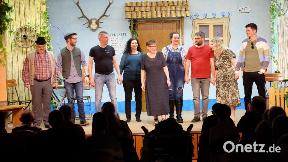 "Und wenn es euch gefallen hat, sagt es weiter!" Mit den Worten verabschiedete sich Laienspielvorsitzende Maria Smola vom applaudierenden Publikum. Bild: wlr