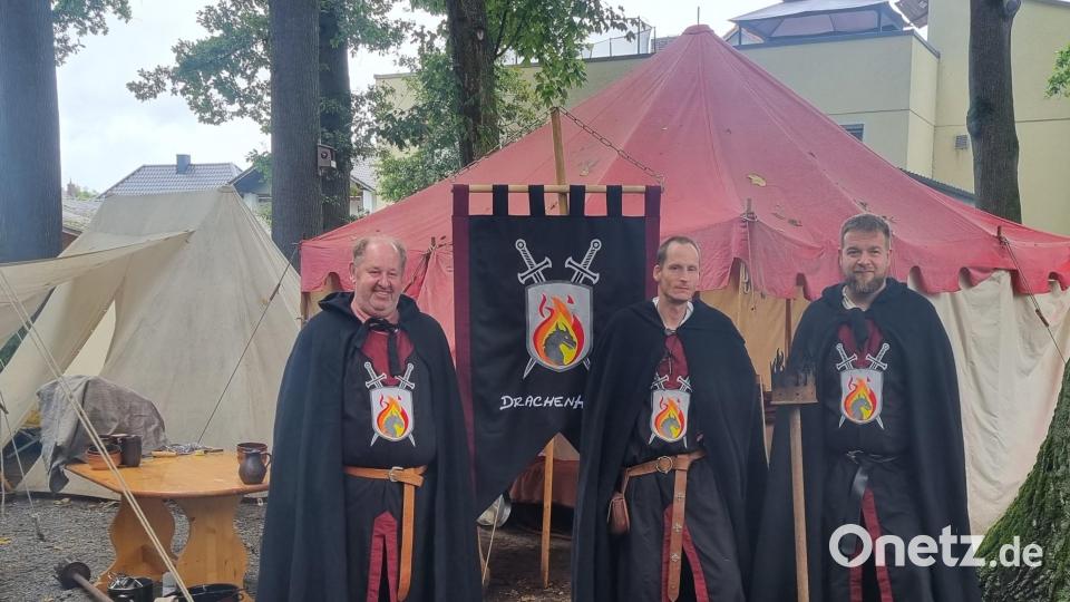 Die Mitglieder sind Stammgäste bei Mittelalter-Events. Hier sind Karl-Heinz Konrad, Manuel Plonner und Florian Stilp (von links) bei einem solchen Fest mit dem „Drachenherz“-Banner zu sehen. Bild: Florian Stilp/exb
