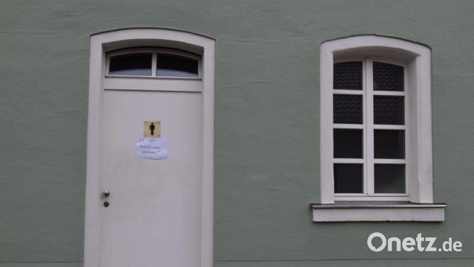 Die öffentliche Toilette im Schönseer Rathaus ist erneut Ziel von Vandalen geworden. Zwar ist diesmal kein Sachschaden entstanden, die Reinigung erwies sich aber als Herausforderung. Bild: exb