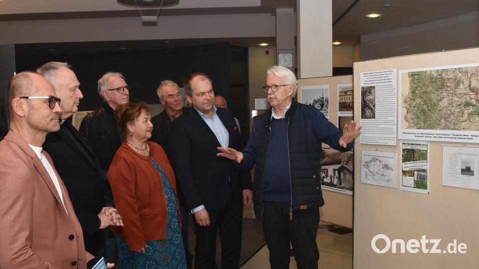 Auf große Resonanz stieß die Eröffnung der Fotoausstellung Paulusbrunn „Früher – Heute“ in den Räumen der Sparkasse. Rainer Christoph von der Arge Paulusbrunn hat die Ausstellung konzipiert und führte die Gäste persönlich durch die Bilderschau. Sie war bereits in Altenstadt und Weiden der Öffentlichkeit präsentiert worden. Bild: Thomas Sporrer