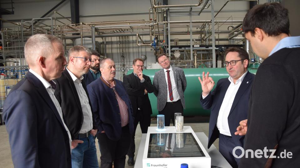 Wirtschaftsstaatssekretär Tobias Gotthardt (Zweiter von rechts) ließ sich von Professor Matthias Franke (links) und seinem Team die Anlage auf dem Aichaberg zeigen. Bild: bö
