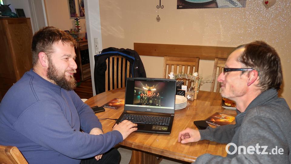 Bereits im Vorfeld besprechen die beiden Organisatoren der Gruppe „Drachenherz“, Florian Stilp (links) und Manuel Plonner (rechts), die Auftritte der Shows ausführlich und stellen dann ein Programm zusammen. Bild: bsc