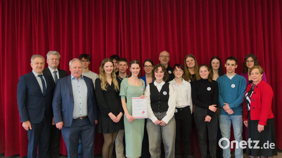 Die Preisverleihung mit (von links) Landrat Roland Grillmeier, Schulleiter Matthias Weiser, Geschäftsführer Hermann Brandl (vbw Oberpfalz) und (rechts) Anette Kreim, Ministerialbeauftragte für die Gymnasien in der Oberpfalz. Bild: Stiftland-Gymnasium/exb
