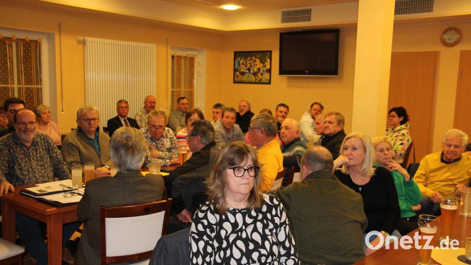 Rund fünfzig Zuhörer/innen kamen zu dieser Info-Versammlung der Freien Wähler in der Sportheim des FC Tirschenreuth. Bild: kro