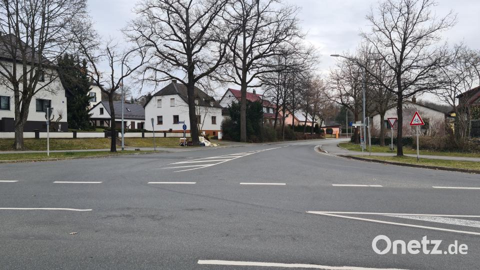 Der Einmündungsbereich zur Felsmühlstraße ist von der Pressather Straße schwer einsehbar. Querungshilfen sollen Gefahren für Fußgänger entschärfen. Bild: sne