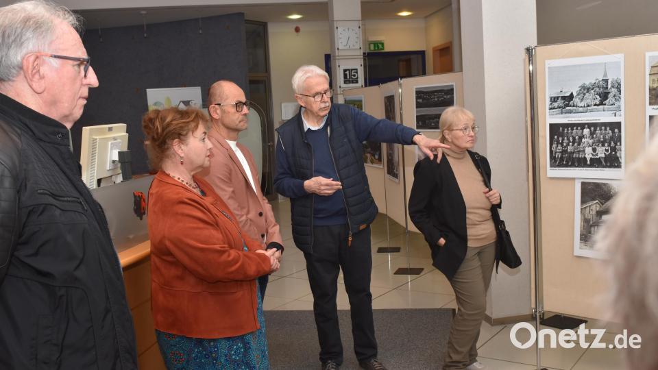Auf große Resonanz stieß die Eröffnung der Fotoausstellung Paulusbrunn „Früher – Heute“ in den Räumen der Sparkasse. Rainer Christoph von der Arge Paulusbrunn hat die Ausstellung konzipiert und führte die Gäste persönlich durch die Bilderschau. Sie war bereits in Altenstadt und Weiden der Öffentlichkeit präsentiert worden. Bild: Thomas Sporrer