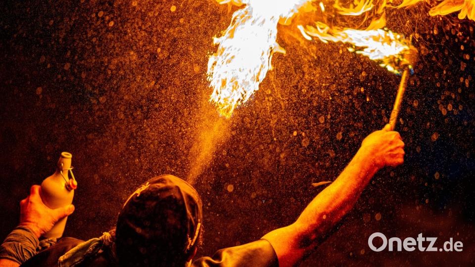 Mit spektakulären Effekten begeistern die Feuerkünstler von „Drachenherz“ bei ihren Auftritten. Bild: Robert Christ/exb