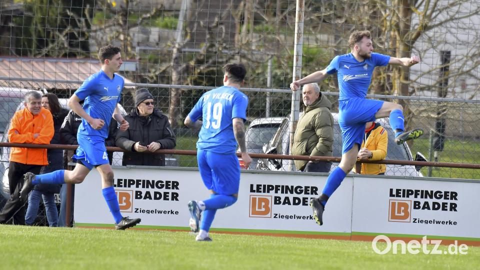 Maximilian Kreuzer (ganz rechts) vom FV Vilseck setzt zum Höhenflug an- gerade hat er den Siegtreffer im Heimspiel gegen den FC Rieden geschossen. Andreas Stinner und Kapitän Daniel Lopez (von links) kommen zur Gratulation. Bild: Hubert Ziegler