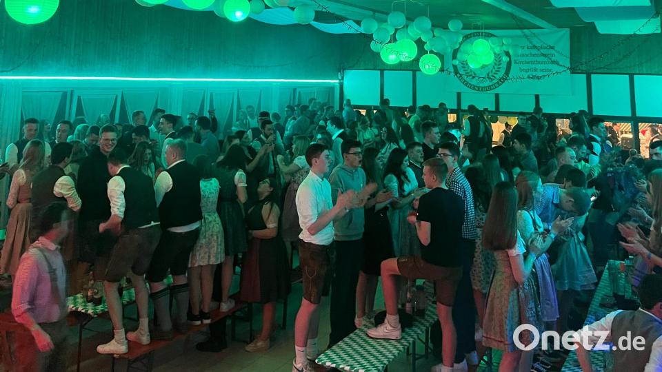 In einem vollem Sportheim herrschte ausgelassen Stimmung beim Starkbierfest des Burschenvereins Kirchenthumbach. Bild: msk