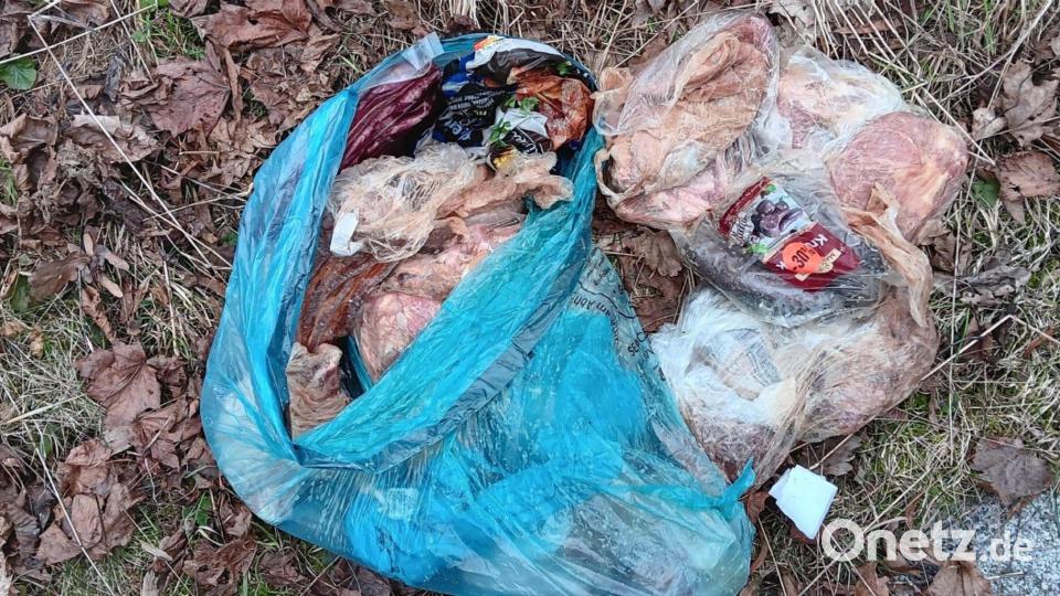Eklige Fleischabfälle im Altkleider-Container: Solche Aktionen gefährden den Service von Kommunen oder Hilfsorganisationen. Bild: Stefan Wild/exb